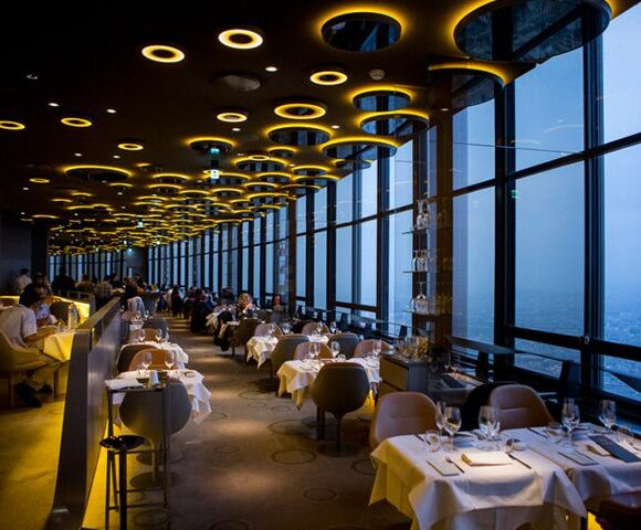 Dîner inoubliable avec vue panoramique sur Paris depuis le restaurant Ciel de Paris