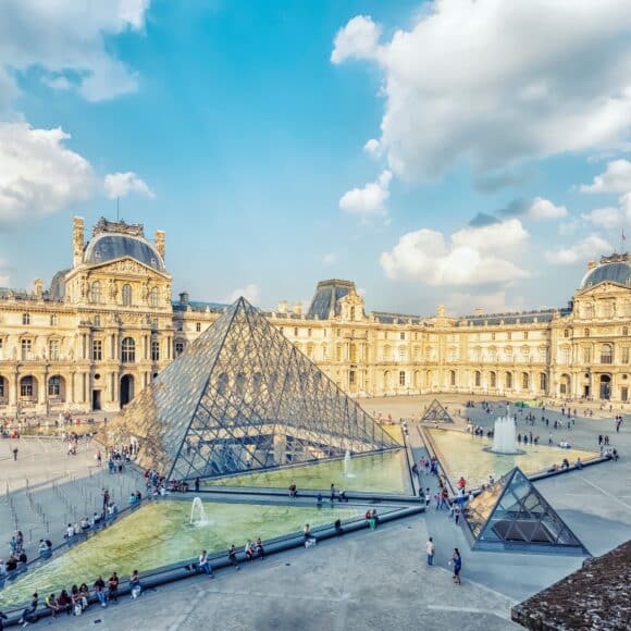 Les façades du Louvre et leurs secrets : symboles cachés, sculptures mystérieuses et détails architecturaux du célèbre palais parisien, témoin de 800 ans d'histoire.