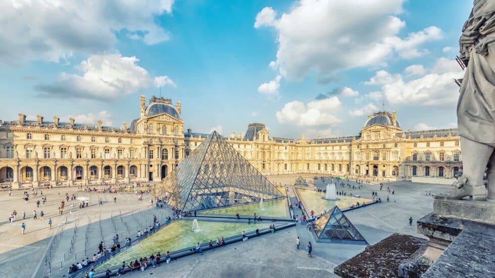 Les façades du Louvre et leurs secrets : symboles cachés, sculptures mystérieuses et détails architecturaux du célèbre palais parisien, témoin de 800 ans d'histoire.